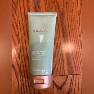 Biossance
Squalane + Enzyme Sugar Body Scrub 200ml